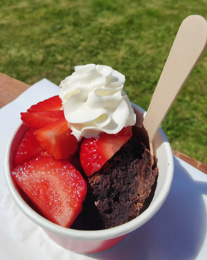 Strawberries and cream with chocolate brownie