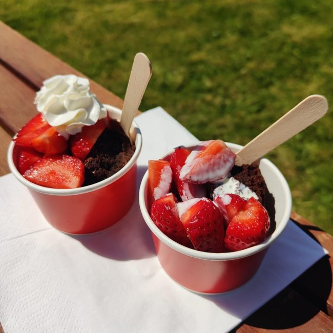Strawberries and cream with chocolate brownies